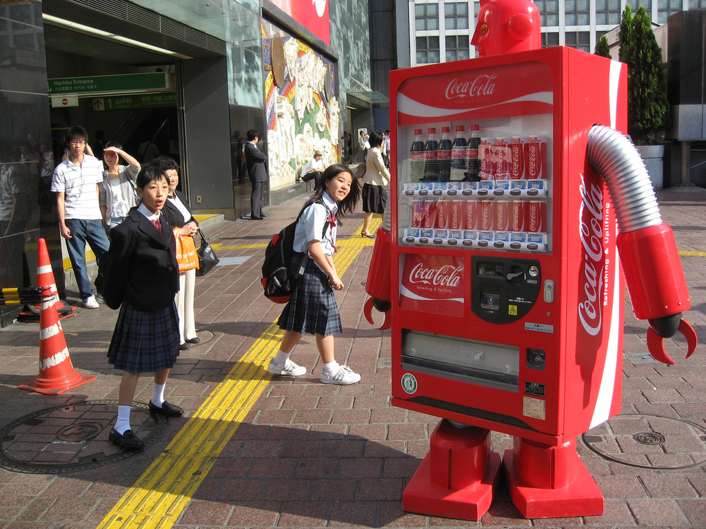 إحدى ماكينات بيع الكوكاكولا في اليابان