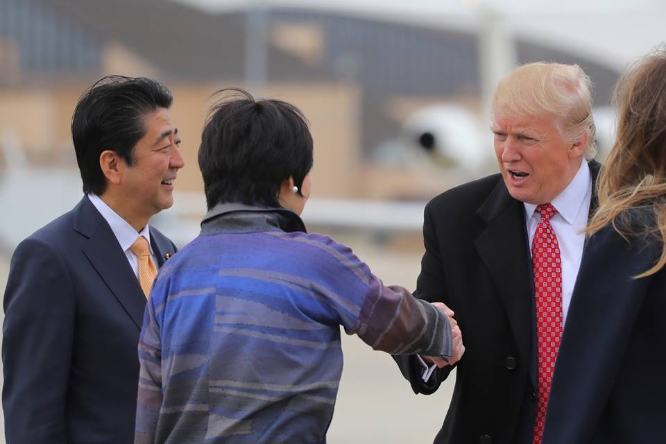 سـيـدة الـيـابـان الأولـى تـحـرج الـرئـيـس الأمـريـكـي "تـرامـب"