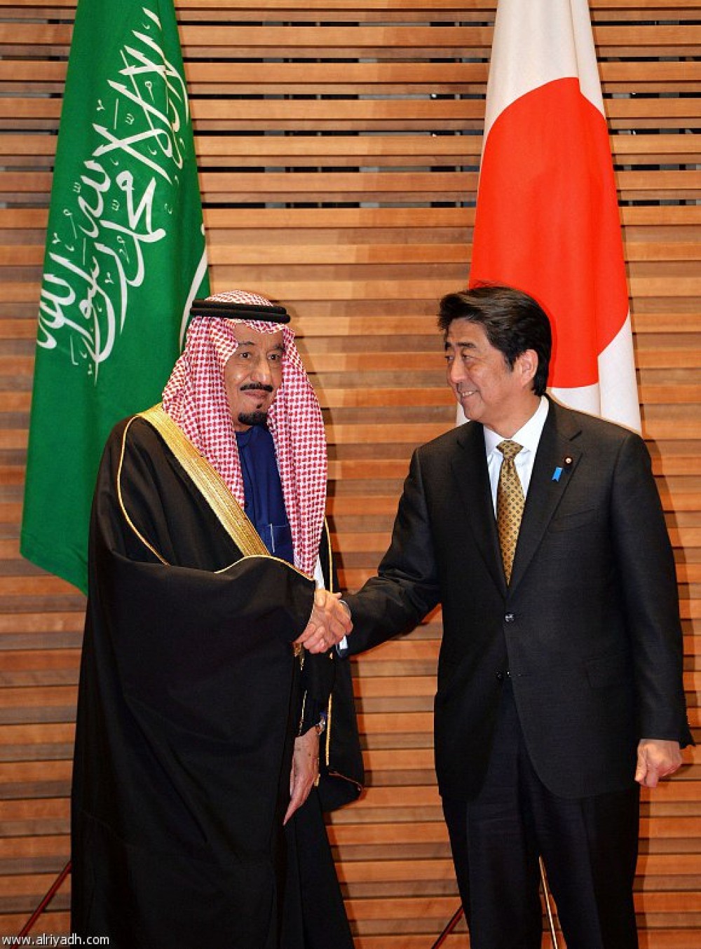 الملك سلمان مع رئيس الوزراء الياباني شينزو آبيه