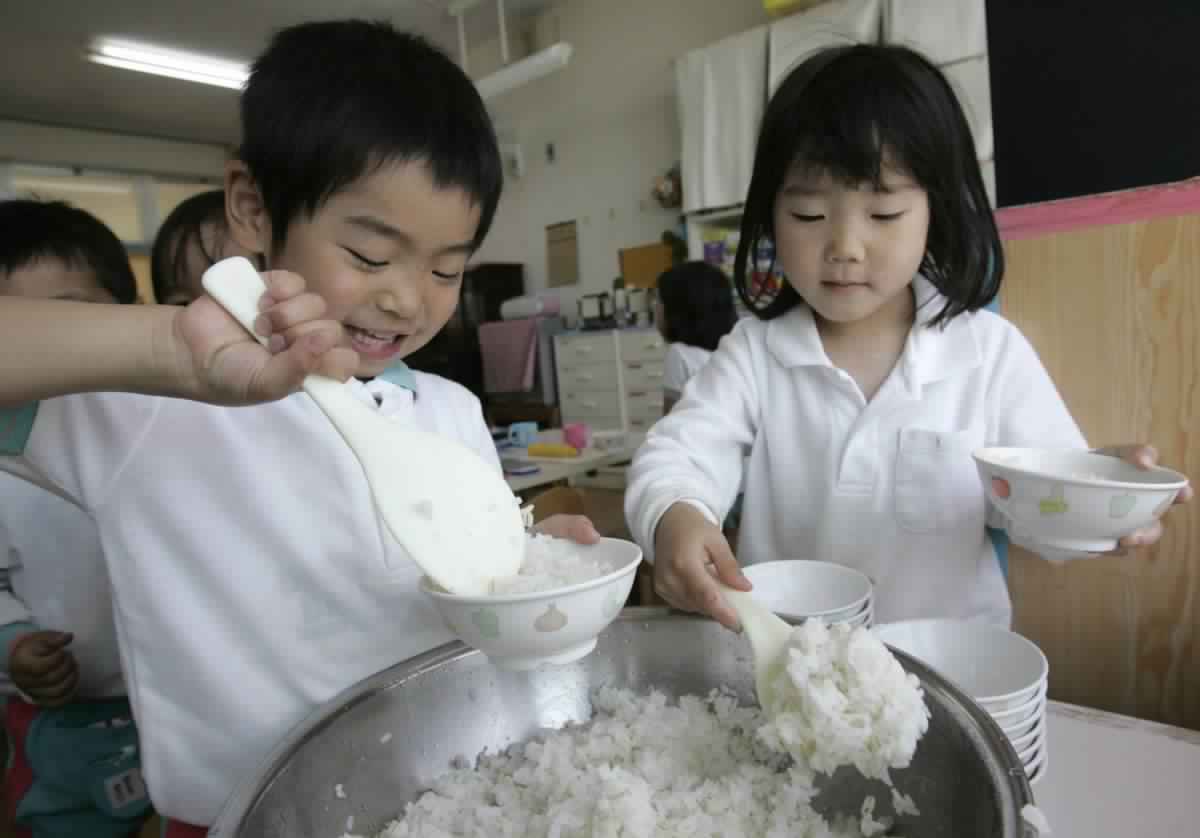 يعد الأرز أحد أهم المكونات التي تُقدم غالباً مع كل الوجبات 