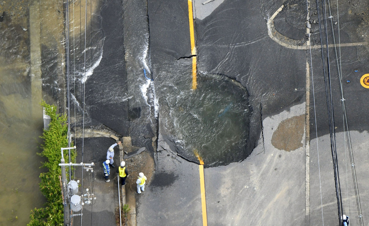 آثار دمار زلزال أوساكا بالصور والفيديو