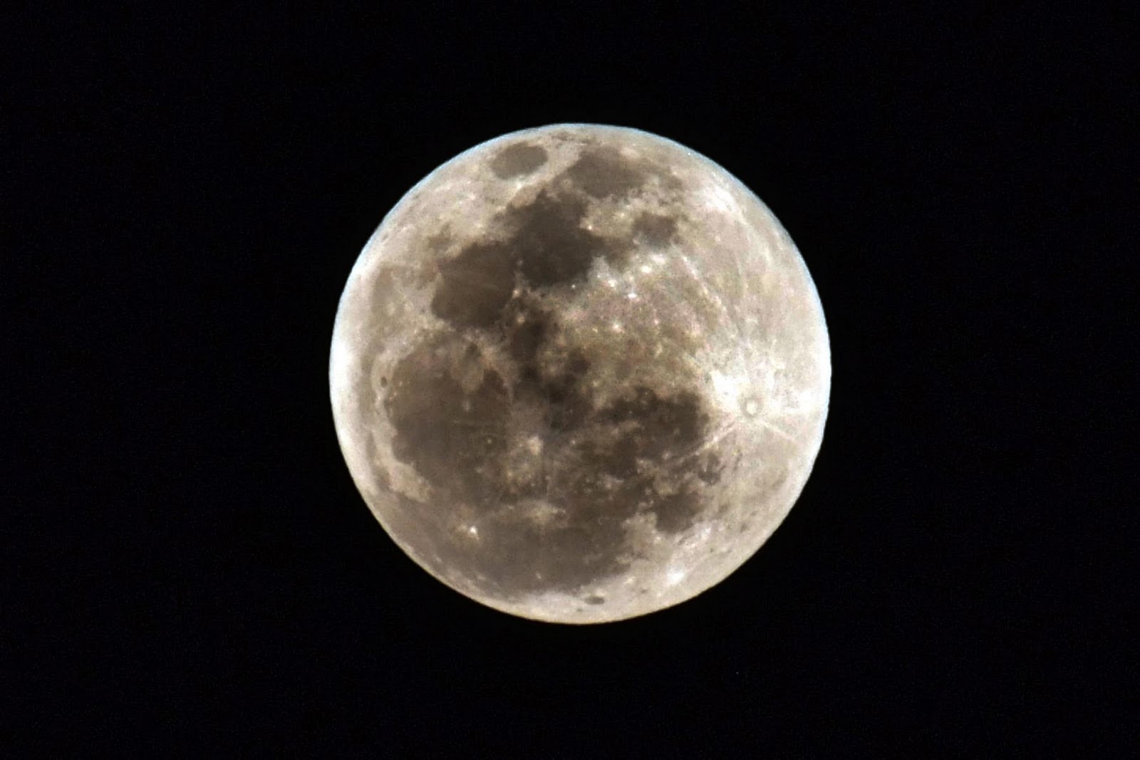 عيون اليابان على القمر