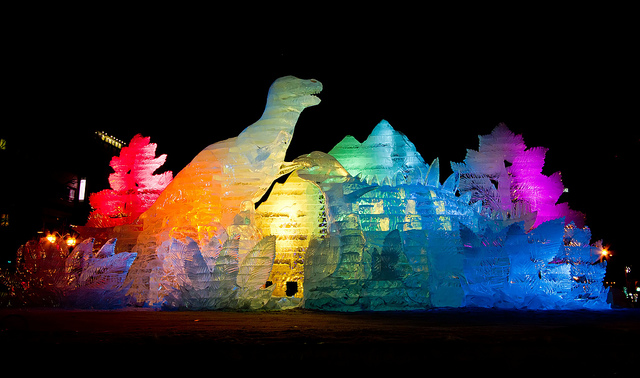 تماثيل مضاءة في مهرجان سابورو للثلج