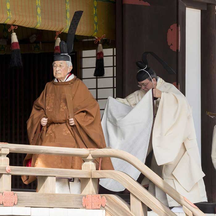 الإمبراطور أكيهيتو يؤدي مراسم التنحي في القصر الإمبراطوري في طوكيو | الصورة: وكالة كيودو