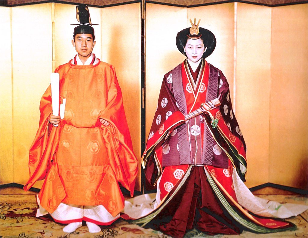 إمبراطور وإمبراطورة اليابان السابقين خلال زفافهما في عام 1959