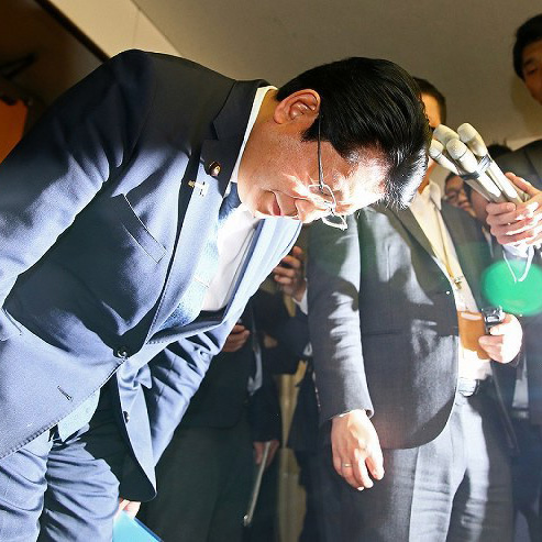 نائب الوزير إيتشيرو تسوكادا يعتذر أمام الإعلام - صحيفة ماينيتشي
