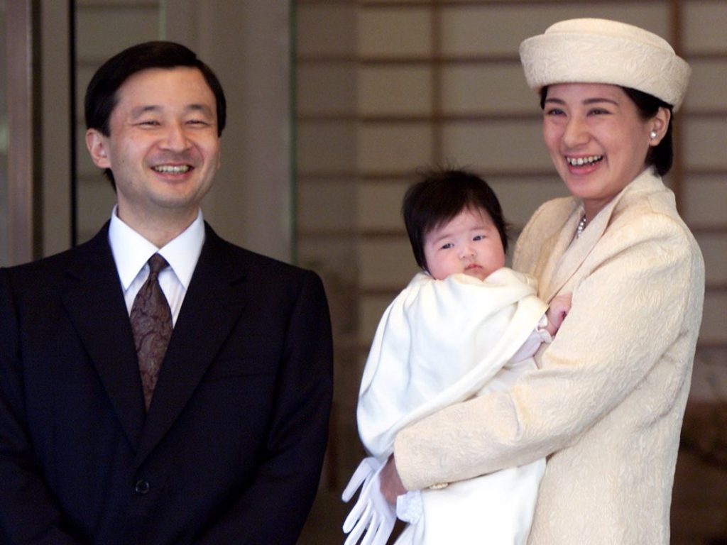 الأمير وولي العهد "ناروهيتو" مع زوجته وطفلتهما "آيكو" في عام 2002 المصدر AP