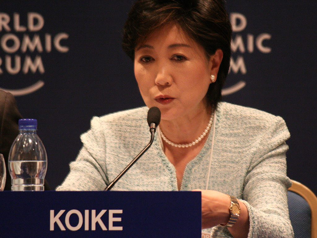 يوريكو كويكيه وزيرة البيئة اليابانية آنذاك وحاكمة طوكيو حالياً