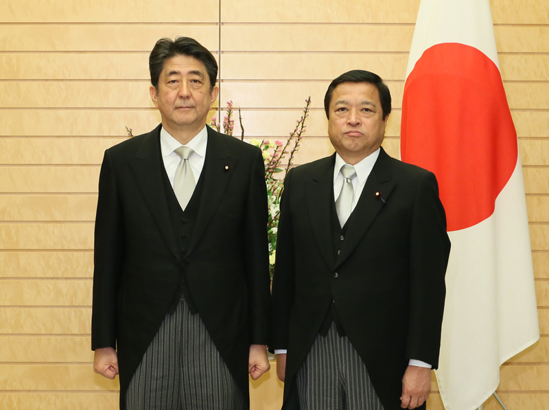رئيس الوزراء الياباني "آبيه" مع أحد وزرائه