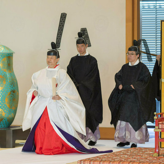 إمبراطور اليابان الجديد ناروهيتو يرتدي زياً تقليدياً خلال طقس تنصيبه الرسمي - عبر وكالة البلاط الإمبراطوري