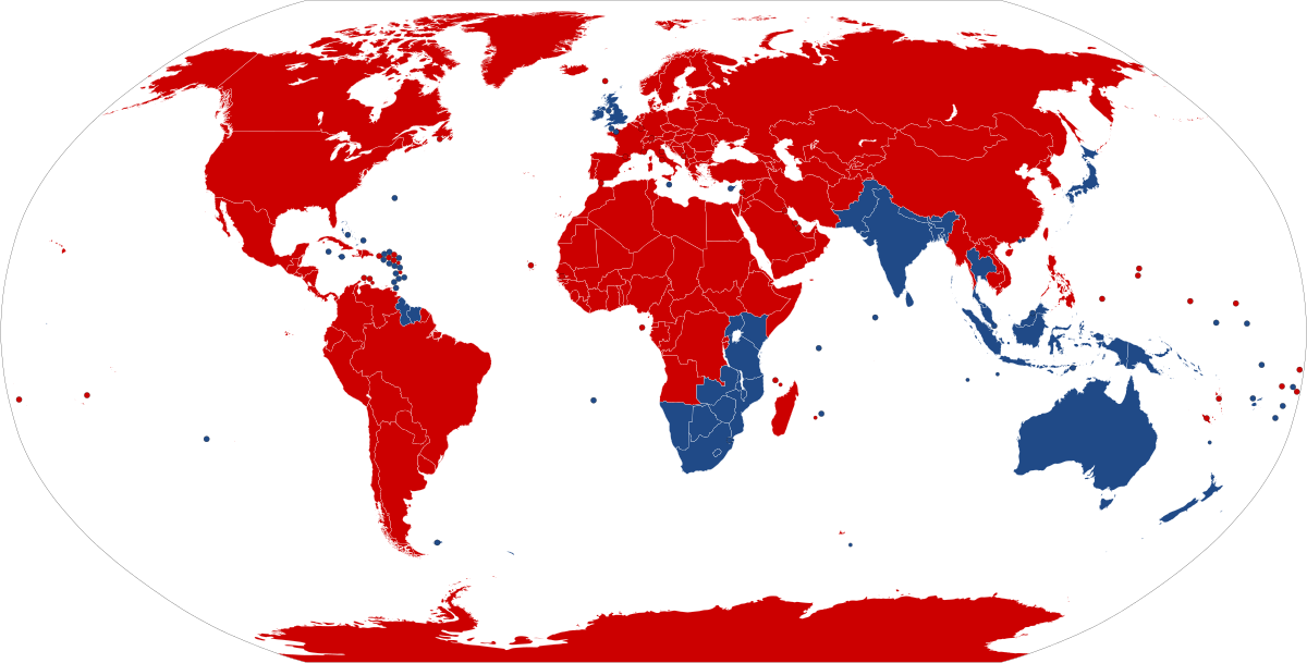 خريطة توضيحية للبلدان التي تستخدم نظام القيادة على الجانب الأيسر (المقود على اليمين) باللون الأزرق