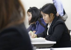 عمال أجانب يخوضون أمتحاناً للغة اليابانية في طوكيو | وكالة كيودو