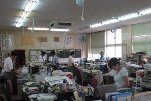 غرفة المعلمين في مدرسة متوسطة في محافظة ساغا 
