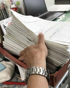 معلم ياباني يحاول الإنتهاء من تصحيح أوراق طلابه الكثيرة | وكالة كيودو اليابانية