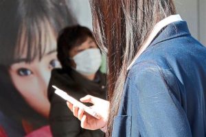 طالبة مدرسية تستخدم هاتفها الذكي في طوكيو | وكالة AP