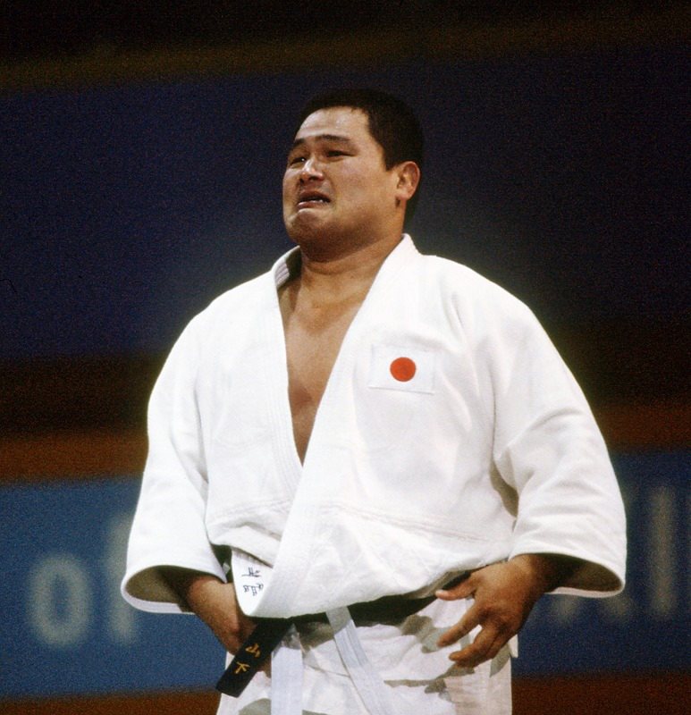 لاعب الجودو ياسوهيرو ياماشيتا يبكي بعد فوزه بالميدالية الذهبية في أولمبياد 1984