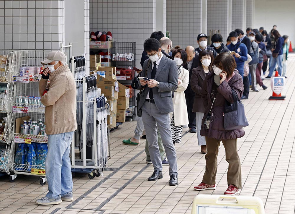 اليابان تستعد لمعركة مطولة ضد فيروس كورونا الجديد | الناس يصطفون في طوكيو لشراء حاجياتهم يوم السبت (28 مارس) | عبر كيودو