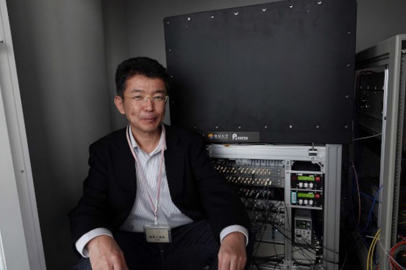 الدكتور "هيديتوشي كاتوري" وبقربه ساعة شبكية بصرية (جيل جديد من الساعات الذرية) | عبر مختبر علم القياس الكمّي في معهد رايكين