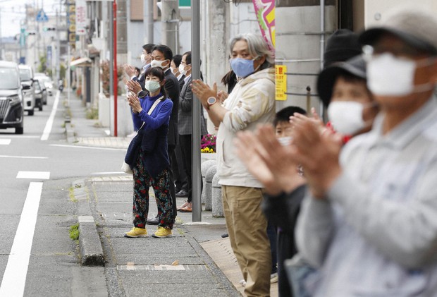 حملة تصفيق في شيزوؤكا لإظهار التقدير للكوادر الطبية في اليابان | عبر كيودو