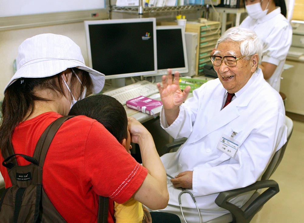 توميساكو كاواساكي مكتشف متلازمة كاواساكي يتحدث إلى أطفال عام 2009 | عبر كيودو