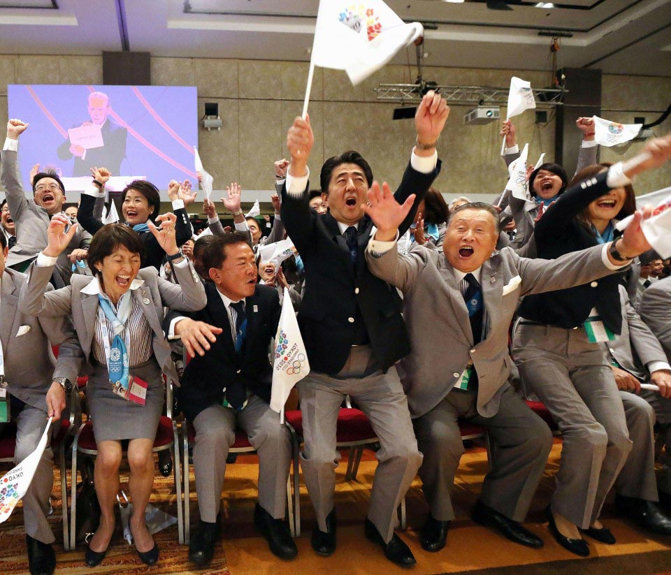 شينزو آبيه ومن معه يقفزون فرحاً في بوينس آيرس، بعدما فازت اليابان بحق استضافة الألعاب الأولمبية لعام 2020 | سبتمبر/أيلول 2013 | عبر كيودو