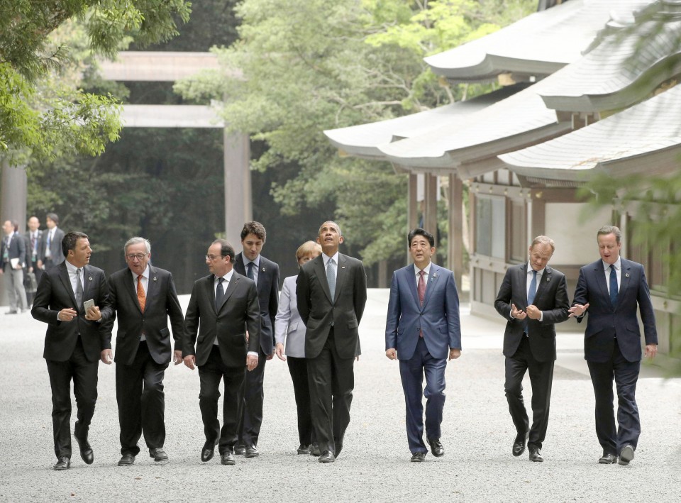 آبيه يقود رؤساء الدول السبع الكبرى G7 في جولة حول ضريح إيسيه العريق في إيسيه وسط اليابان | عام 2016 | عبر كيودو