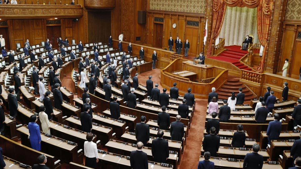 جلسة البرلمان الياباني غير الاعتيادية يوم الـ17 من سبتمبر/أيلول بحضور الإمبراطور | البرلمان الياباني يمارس التباعد الاجتماعي خلال جلساته للحد من تفشي الفيروس | عبر كيودو