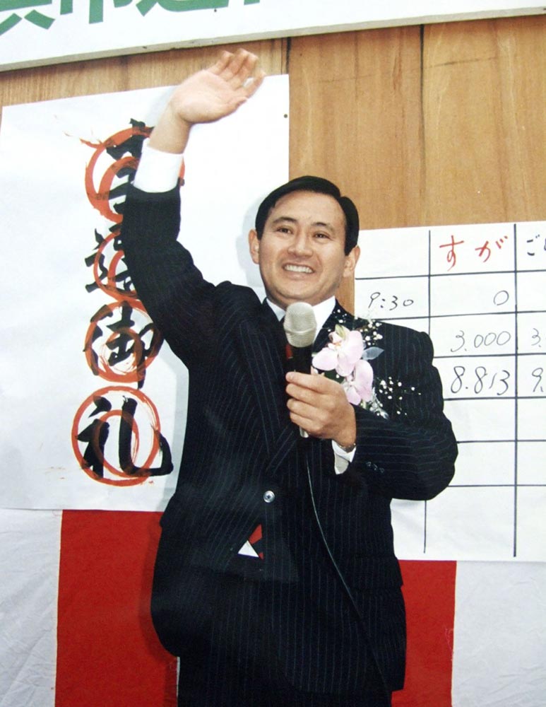 صورة تظهر يوشيهيديه سوغا بعد فوزه بمنصب في مجلس مدينة يوكوهاما عام 1987 | عبر مكتب رئاسة الوزراء وكيودو