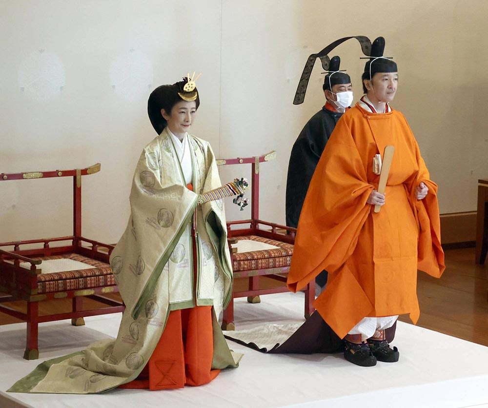 ولي العهد الأمير فوميهيتو برفقة الأميرة كيكو، بينما يؤدي طقوس ريـكّـوشـي سـيـنـمـيـه نـو غي بحضور الإمبراطور ناروهيتو | عبر وكالة كيودو