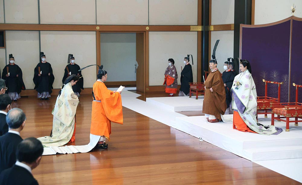 ولي العهد الأمير فوميهيتو برفقة الأميرة كيكو، بينما يؤدي طقوس ريـكّـوشـي سـيـنـمـيـه نـو غي بحضور الإمبراطور ناروهيتو | عبر وكالة كيودو