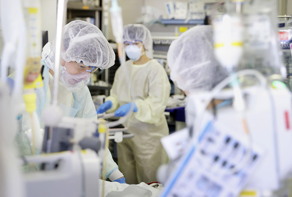 كادر طبي يعمل على معالجة مصاب بكوفيد - 19 في مستشفى بمدينة كاواساكي بالقرب من طوكيو | عبر كيودو