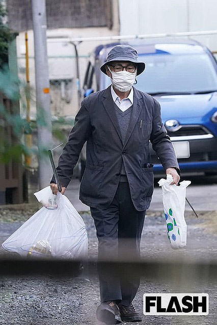 السيد ميازاكي خلال جولته اليومية لجمع النفايات بالقرب من منزله | عبر موقع ياهوو اليابان