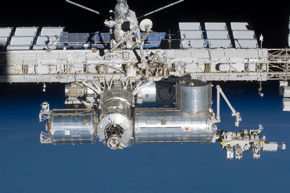 مختبر كيبو الياباني للتجارب (أدنى اليمين) المرتبط بمحطة الفضاء الدولية | عبر جاكسا