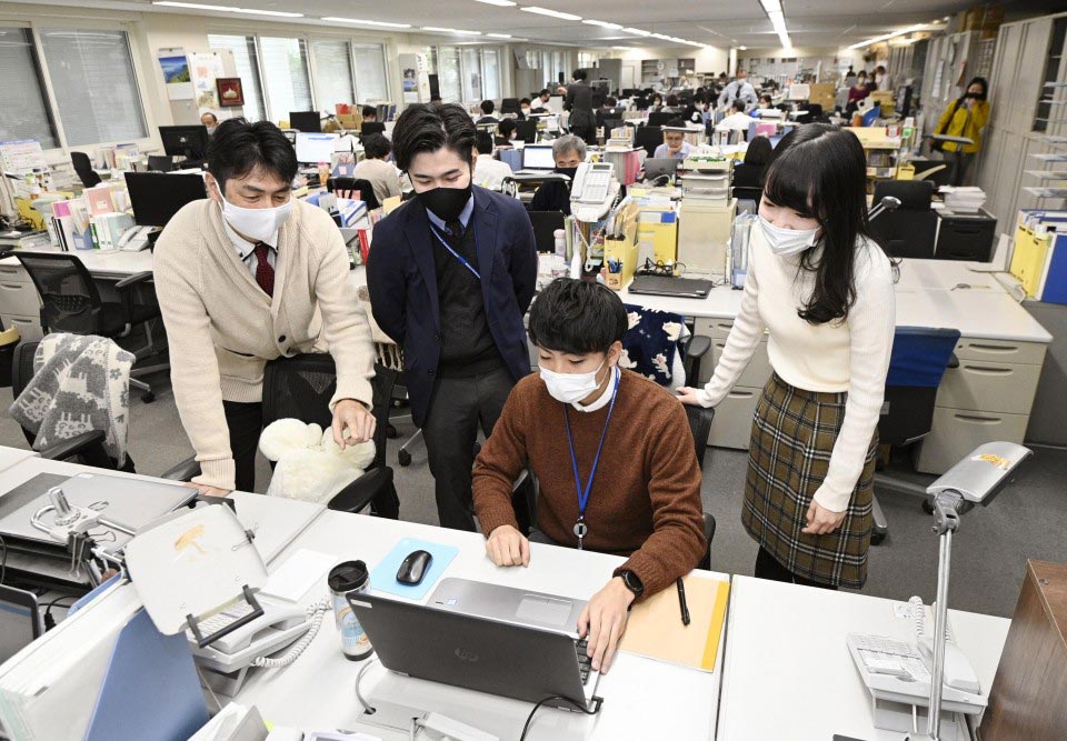 موظفو وزارة البيئة اليابانية يرتدون ملابساً متعددة الطبقات في إطار احملة "Warm Biz" | عبر كيودو