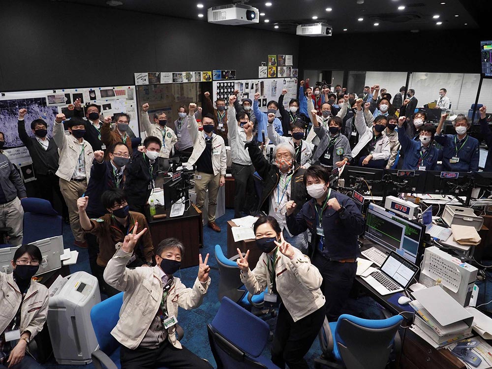 فريق المسبار هايابوسا 2، يحتفل بنجاح المهمة في محافظة كاناغاوا بالقرب من طوكيو | عبر جاكسا و وكالة كيودو