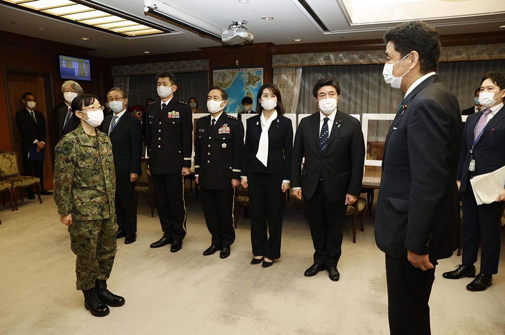 وزير الدفاع الياباني "نوبو كيشي" يتحدث لإحدى الممرضات في وزارة الدفاع | عبر كيودو