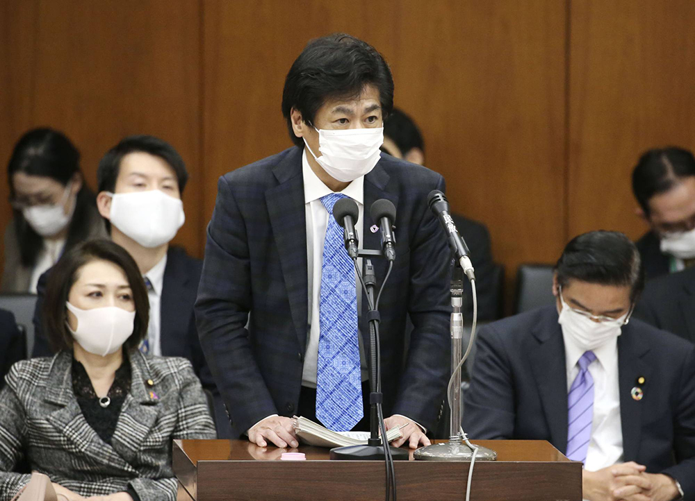 وزير الصحة الياباني "نوريهيسا تامورا" | وكالة كيودو