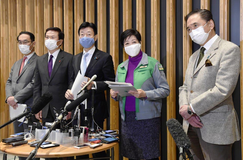 الوزير المسؤول عن أزمة كورونا في اليابان "ياسوتوشي نيشيمورا" (في الوسط) يجتمع بقادة 4 محافظات يابانية خلال السبت | عبر كيودو