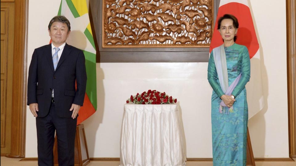 "آونغ سان سو تشي" و وزير الخارجية الياباني "توشيميتسو موتيغي" | عبر كيودو