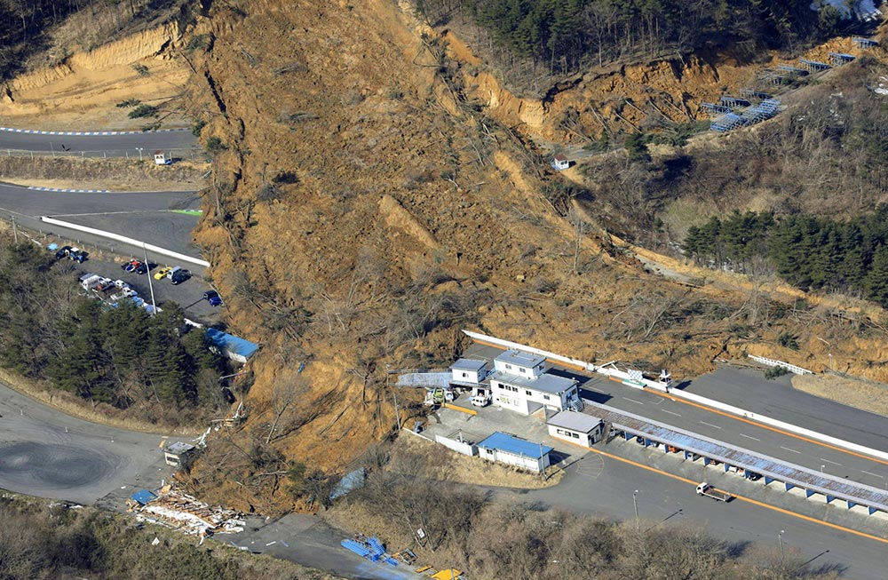 انزلاق في التربة جراء هزة الزلزال (محافظة فوكوشيما) | تاريخ الصورة: الـ14 من فبراير 2021 | عبر كيودو