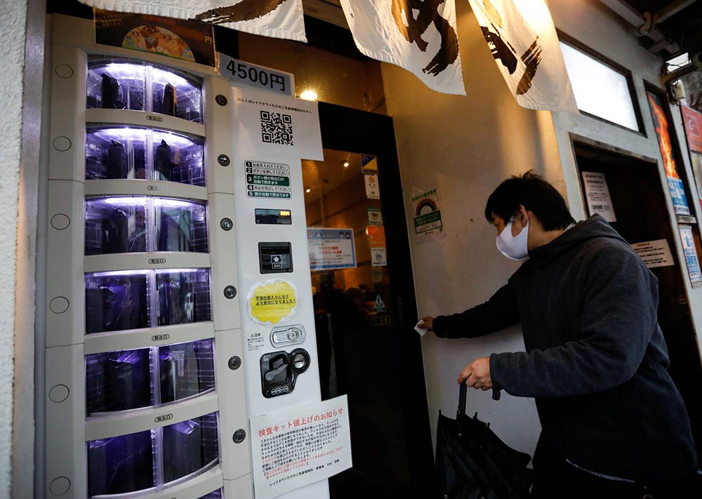 آلة بيع ذاتية لبيع عُدد الكشف عن كورونا بالقرب من مطعم في طوكيو | عبر رويترز