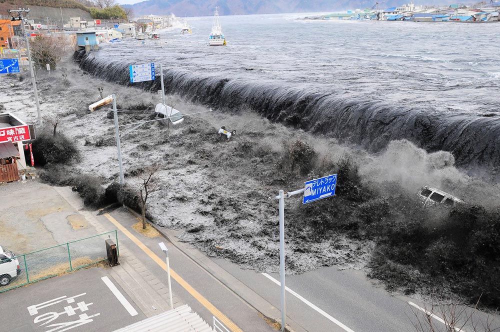 أمواج التسونامي تضرب سواحل اليابان الشرقية عام 2011 | عبر صحيفة أساهي شينبون