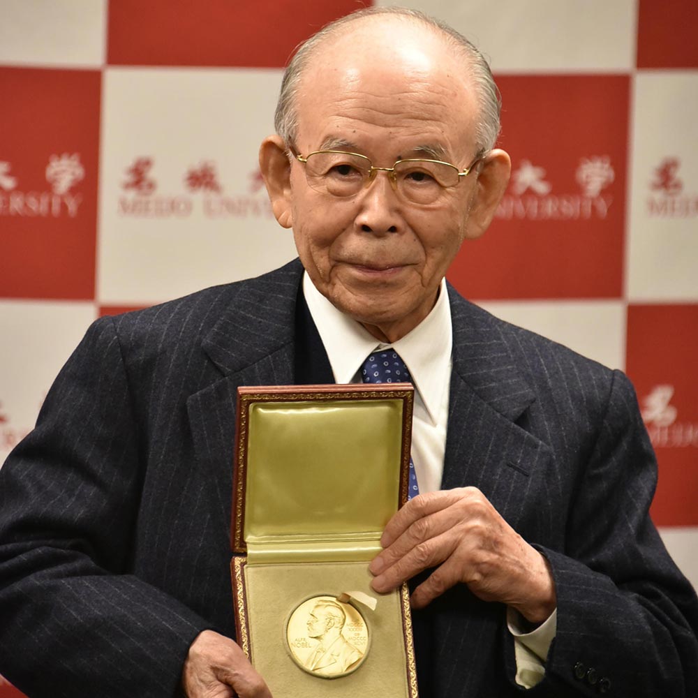 إيسامو أكاساكي يحمل جائزة نوبل عام 2014 بعدما فاز بها بالتشارك مع "هيروشي أمانو" و "شوجي ناكامورا" | عبر جامعة مييجو