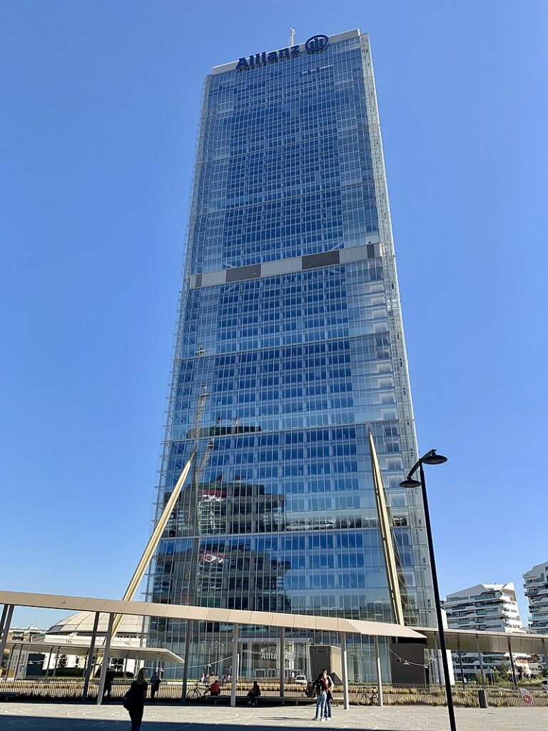 برج Allianz في إيطاليا، بتصميم المعماري إيسوزاكي | عبر Plflcn