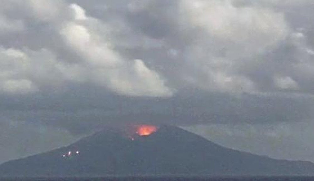 ثوران بركان جبل أوتاكيه مع بداية يوم الأربعاء 23 يونيو بتوقيت اليابان | لقطة أخذت من كاميرا ثابتة تابعة لوكالة الأرصاد الجوية اليابانية