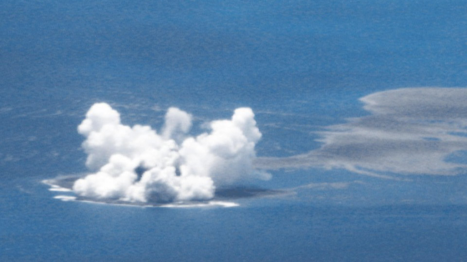 صورة تظهر ثوران بركاني تحت الماء بالقرب من إيووتو والجزيرة الجديدة التي اكتشفت من قبل خفر السواحل | عبر كيودو وخفر السواحل الياباني