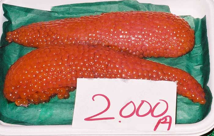 بطارخ سمك السلمون بأحد أسواق الأطعمة البحرية في اليابان