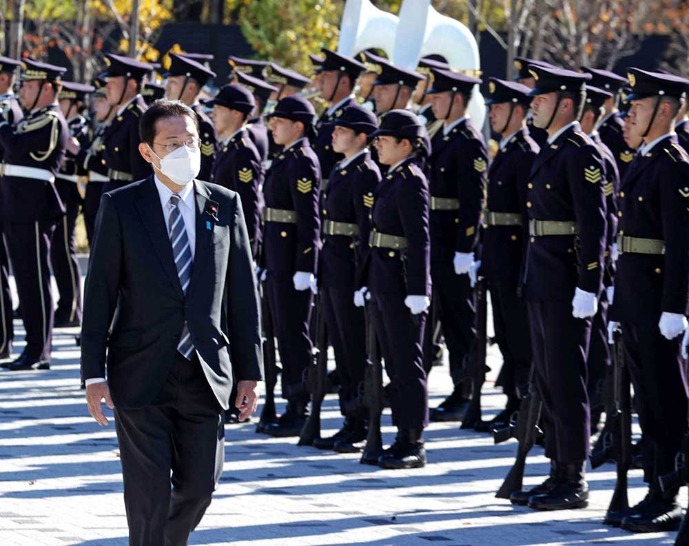 رئيس الوزراء يتفقد القوات | عبر كيودو