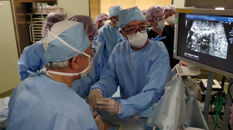 الأطباء خلال الجراحة | عبر المركز الوطني الياباني لصحة الطفل