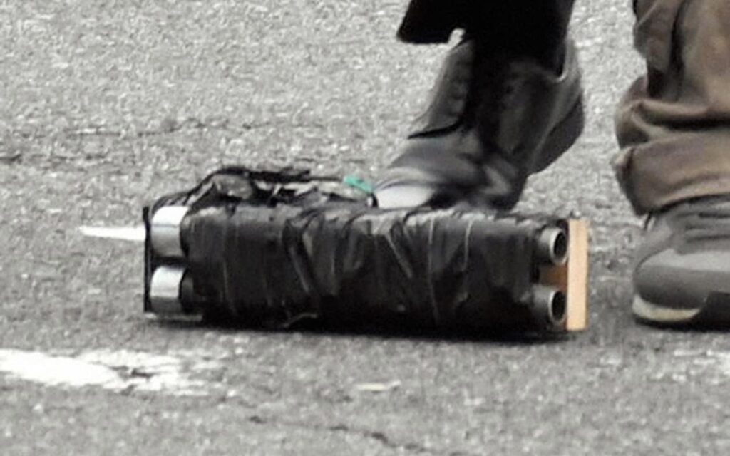 السلاح الذي استخدم في الاغتيال ملقاً على الأرض بعد القبض على الفاعل | عبر أساهي شينبون وجيتي